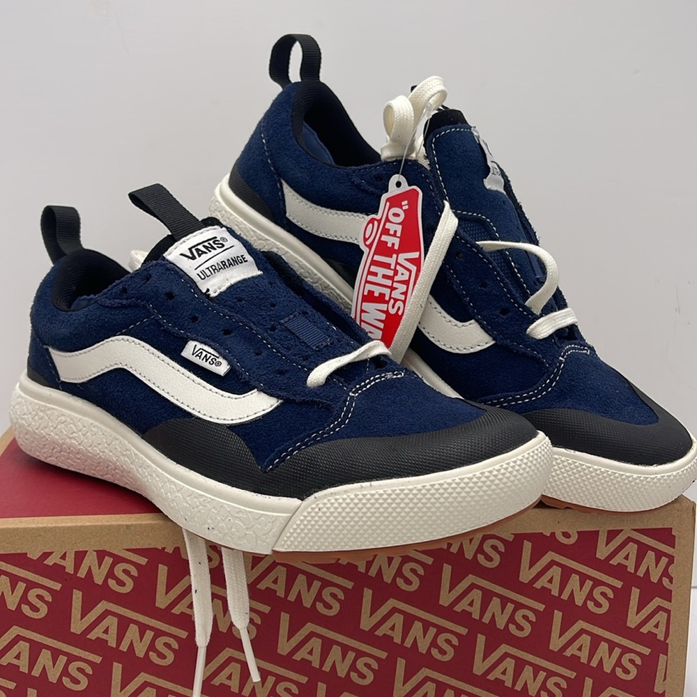 Vans WMNS Blue White Sneakers Ultrarange Exo
Suede Dress Blues/Black
VN0A4UWMLKV - Picture 4 of 16